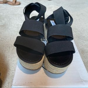 Steve Madden Kairi wedges/sandals in Black Size 7.5